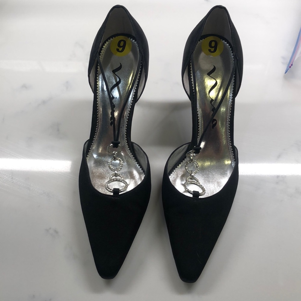Mina black pumps